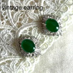A04015ヴィンテージ グリーンカボションに小粒ビジューが華やかな立て爪シルバーイヤリング