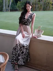 送料無料 ドレス ワンピース レディース 高見え 絶美 上品 Vネック ギャザー ウエスト 絞り プリント ノースリーブ Aライン ブラック S M L おしゃれ かわいい スタイリッシュ