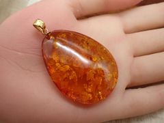 バルト海産の天然琥珀（アンバー）を使用した琥珀✨ - メルカリ