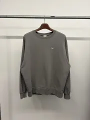 (110) メンズ NIKE 新モデル SOLO スウッシュ フレンチテリー クルー フラットピューター