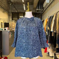 【東あずま店　併売品】 ジェイスローアン　Jslone LIBERTY リバティ　ブラウス シャツ　レディース　blouse　shirt　Tops　ladies　総柄　花柄　ブルー 青 藍色 ネイビー 紺色　BLUE　NAVY　デート　オフィスカジュアル