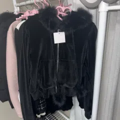 新品) idang アイ당クラブ ベルベット ファー ポンポン フード ジップアップ