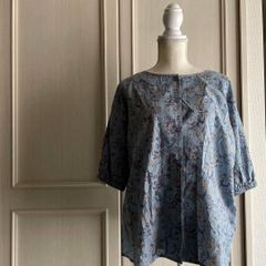 小花と小鳥柄の綿ローン丸襟半袖シャツ（バックフレア・大人ナチュラル 
