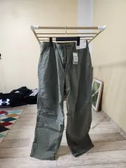 ユニクロ パラシュート パンツ オリーブ カラー