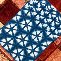 s292【sato】 藍染 濃い 手染めの 手ぬぐい ユニーク　雪花絞り　ハンドメイド　新品　一点物　和柄　青色　日本手拭い 手染め生地 綿100% 有松鳴海絞り と同技法 ハンドメイド スカーフ 首巻き ヘアターバン 半襟 半衿 三角巾 バンダナなどにも
