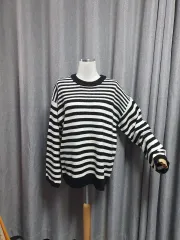 後ろボタンデザインテープ ストライプ ニット
