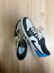 ジョーダン 1 レトロ ロー OG ブラック アンド ダーク パウダー ブルー