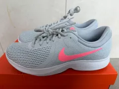 NIKE Revolution グレー/ピンク メンズスニーカー NIKE靴 出品