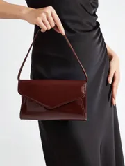 バッグ レディース クラッチバッグ 高級ファッション シャイニーPUエンベロープクロスボディバッグ、特許取得のレザー調テクスチャ、クラシックなエンベロープフラップデザイン、エレガントなストラップ、優雅なラインが特徴