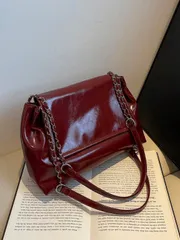 バッグ レディース ショルダーバッグ 新しいスタイリッシュなチェーンデコレーショントートバッグ、大容量 肩掛け クロスボディ フラップ 脇肉形状 ハンドバッグ、女性の通勤バッグ、春