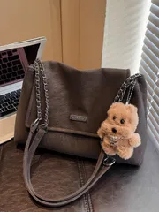 バッグ レディース ショルダーバッグ 1個 コーヒーカラーマットPUファブリックショルダーバッグ、メタルチェーンデコレーション、ぬいぐるみ犬チャーム付き、手持ち兼ショルダー、フラップ式クロージャー、かわいいスタイル