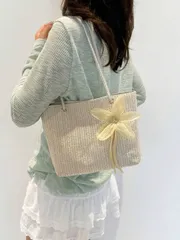 バッグ レディース ショルダーバッグ ベージュ色の織り柄トートバッグ、フラワーアクセント、カジュアルでリラックスした雰囲気