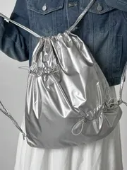 バッグ レディース バックパック 2026年新作 ファッション シルバー巾着リュック、軽量大容量レディースバックパック、ドット柄巾着バッグ カジュアル、スポーツ、ショッピングに適しています