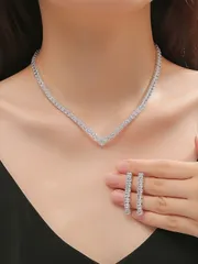 ジュエリー レディース セット 幾何学模様の正方形 クリスタルネックレス 1個と 幾何学模様のクリスタルドロップピアス 1ペアのセット、イブニングガウンに合うファッションアクセサリー