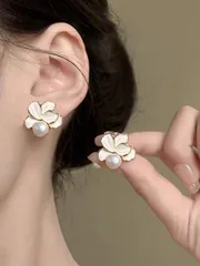 ジュエリー レディース イヤーアクセサリー  1ペア デリケートな花びら パール スタッドピアス、ミニマリストシック ラグジュアリーデザイン、多用途エレガントピアス