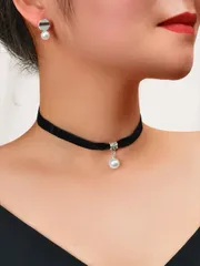 ジュエリー レディース セット 3点セット ヴィンテージジュエリー: ブラックタトゥーベルベットチョーカーネックレス、フェイクパール装飾シルバースタッドピアス、ナイトパーティーに適しています