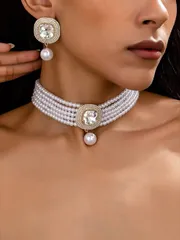 ジュエリー レディース セット ファッショナブルでエレガントな多層フェイクパールチョーカーネックレス1点と、ラインストーンとフェイクパールのドロップピアスジュエリーセット1組。バンケット、パーティー、バレンタインデ