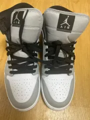(在庫処分)エア ジョーダン 1 ミッド ライト スモーク グレー