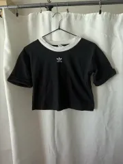アディダス ブラック クロップド 半袖Tシャツ s