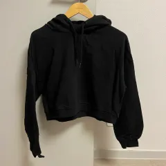 新品 スパオ クロップド フード スウェットシャツ クロップドトップス (ブラック)