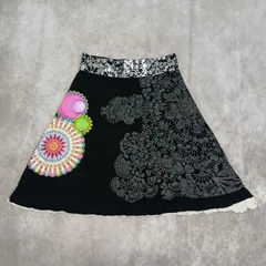 Desigual デシグアル 個性派 スカート ロゴ刺繍 花 和柄 ワッペン カットオフ ブラック マルチカラー Mサイズ ひざ上丈 ウエストゴム【0322】のサムネイル