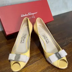 サルヴァトーレ・フェラガモ　ヴァラ・リボン　オープントゥパンプス　イエローベージュ