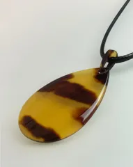 【最高級】本鼈甲（べっこう）大振り 雫型 ペンダントネックレス 天然素材 茨布