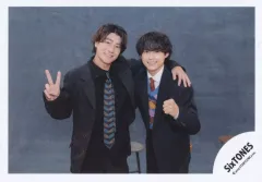 【中古】生写真(STARTO) SixTONES/松村北斗・森本慎太郎/横型・膝上/「YOUNG OLD」グッズオフショット/公式生写真