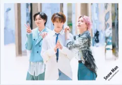 【中古】生写真(STARTO) Snow Man/向井康二・阿部亮平・佐久間大介/横型・膝上/アルバム「THE BEST 2020 - 2025」MV＆ジャケ写オフショット/公式生写真