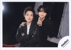 【中古】生写真(STARTO) timelesz/佐藤勝利・原嘉孝/横型・上半身/「We’re timelesz LIVE TOUR 2025 episode 1 ～FAM～」グッズオフショット/公式生写真