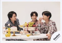 【中古】生写真(STARTO) timelesz/菊池風磨・松島聡・橋本将生/横型・膝上/「We’re timelesz LIVE TOUR 2025 episode 1 ～FAM～」グッズオフショット/公式生写真