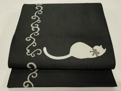 本日限定大幅値下げ！新品　西陣袋帯　蝶々を追いかける黒猫　クロネコ『綿芯仕立付』 本日限定大幅値下げ！新品 西陣袋帯 蝶々を追いかける黒猫 クロネコ