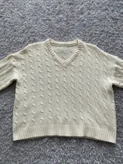 アイボリー ケーブル編み Vネック ニット