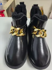 ブラックファー裏地ゴールドチェーン装飾ブーツ