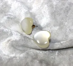 ハートフォルムのスタッドピアス