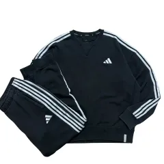 アディダス エッセンシャルズ スウェット セットアップ