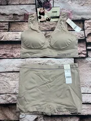 送料無料！伸縮素材でボディにフィット、美しい体づくりをサポート！成型タイプブラ&ショーツセット1組