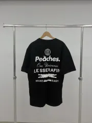 LE SSERAFIM x Peaches Tシャツ 【Mサイズ】 LE SSERAFIM×Peaches.のCollab Merch.をスニダンが運営する「HYPE DROP