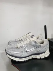 ナイキ Zoom Vomero 5 スニーカー シルバー 230