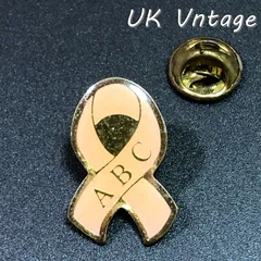 イギリス 輸入　雑貨 ラベルピン　ピンバッジ 　『 ピンク リボン ABC 』　当時物　広告　ヴィンテージ　ピンバッチ　ノベルティー　英国　古着　レトロ　 アドバタイジング (BAT662)