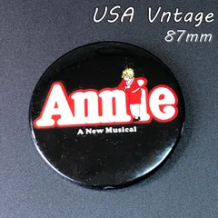 缶バッジ　アメリカ　輸入　雑貨　ビンテージ　87mm 　『 アニー　ミュージカル 』　当時物　広告　　ヴィンテージ　バッチ　ピンバッチ　※メッセージ　　ノベルティー　　アドバタイジング 　レトロ　アドバタイジング ( BAT702 )