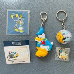 日本ディズニー ドナルドダック キーホルダー ピンバッジ アクリルチャーム ディズニーランド ディズニーストア