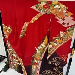 D613 振袖　万寿菊　流水　金彩　正絹　着物　袷　極美品 D613 振袖 万寿菊 流水 金彩 正絹 着物 袷 極美品 - メルカリ