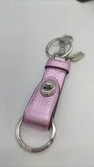 COACH 型番：メタリックライラック トリガースナップバックチャーム