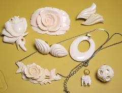 天然素材　ネックレス　ブローチ　ペンダント　イヤリング　アイボリー　象牙調