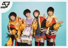 【中古】生写真(男性) SUPER★DRAGON/集合(4人)/横型・膝上・衣装黄・赤・ピース・背景水色/「SUPER★DRAGON 7th ONEMAN LIVE TOUR Emotions」生写真セット 第7弾