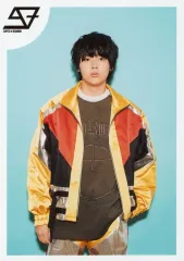 【中古】生写真(男性) SUPER★DRAGON/松村和哉/膝上・衣装黄・赤・背景水色/「SUPER★DRAGON 7th ONEMAN LIVE TOUR Emotions」生写真セット 第7弾