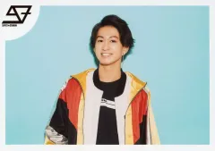 【中古】生写真(男性) SUPER★DRAGON/池田彪馬/横型・上半身・衣装黄・赤・背景水色/「SUPER★DRAGON 7th ONEMAN LIVE TOUR Emotions」生写真セット 第7弾