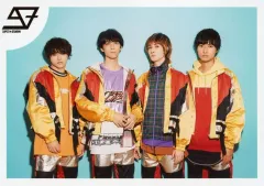 【中古】生写真(男性) SUPER★DRAGON/集合(4人)/横型・膝上・衣装黄・赤・両手下げ・背景水色/「SUPER★DRAGON 7th ONEMAN LIVE TOUR Emotions」生写真セット 第7弾