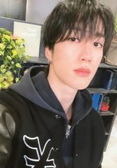 セール中…ヒョンウォン直筆サイン入り2Lサイズ写真…MONSTA X … - メルカリ